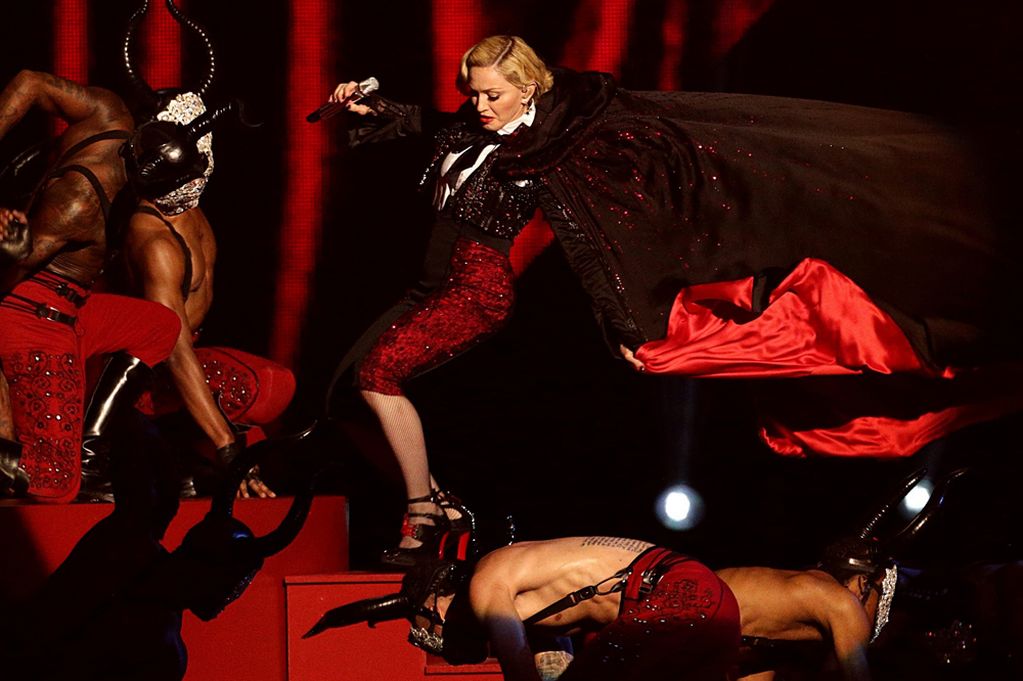 Madonna sofre queda aparatosa nos Brit Awards.