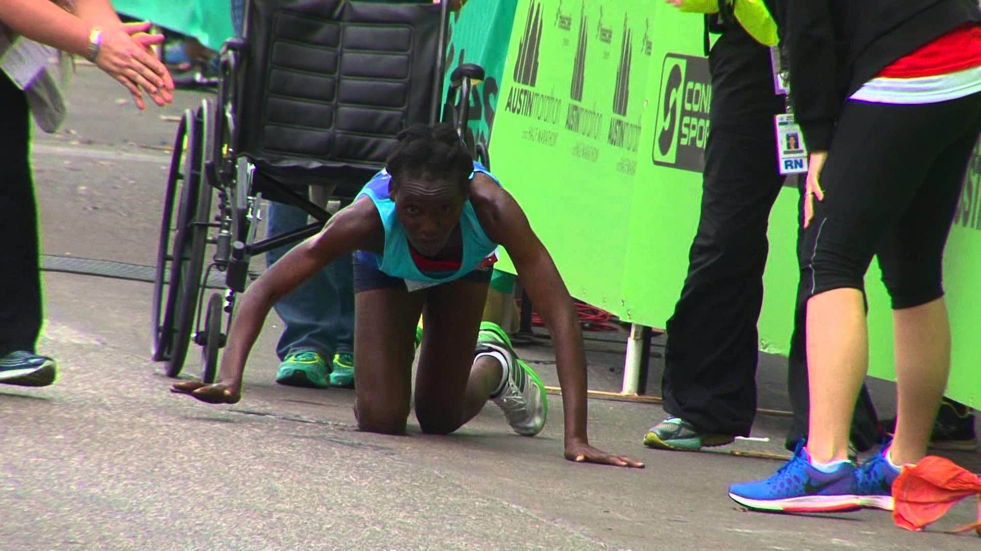 Maratonista recusou desistir e cortou a meta de joelhos.