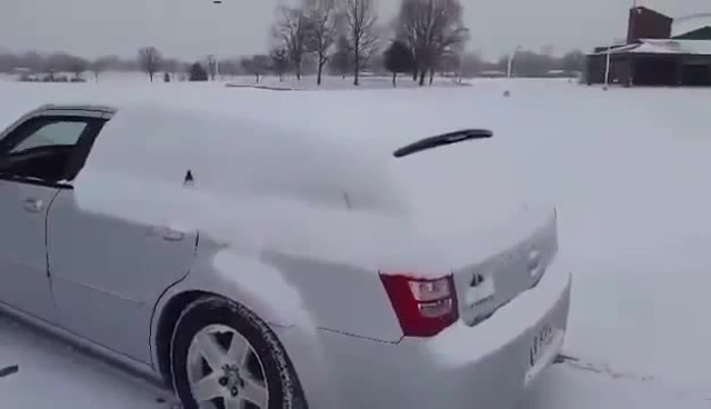 Lifehack: limpar a  neve do carro ao som de Lil Jon.