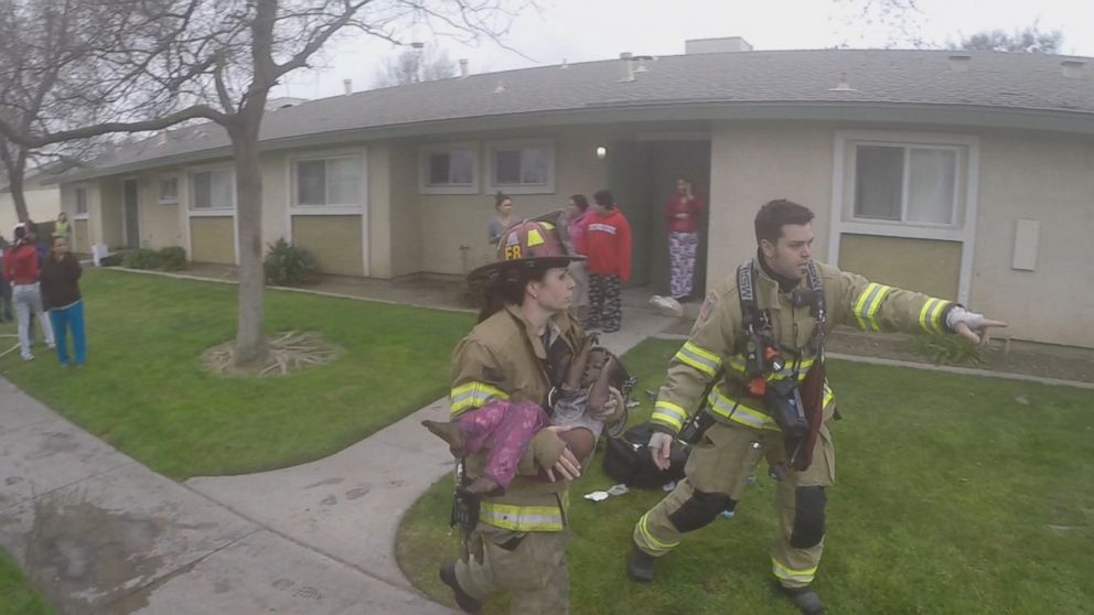 Bombeiros filmam salvamento de 3 crianças de casa em chamas.