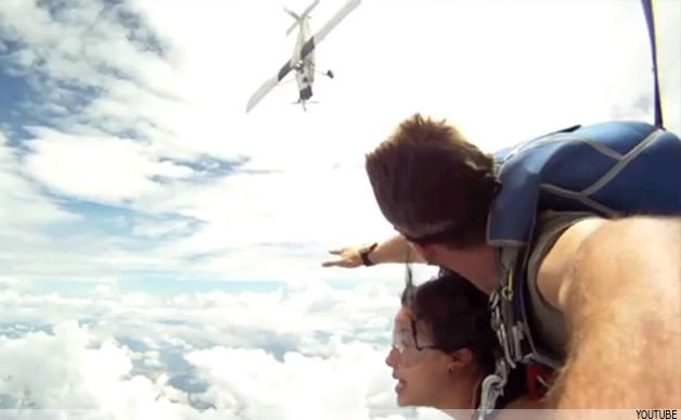Avião choca com pára-quedistas a fazer skydiving.