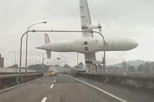 Video capta momento em que o avião da Transasia embate numa ponte.