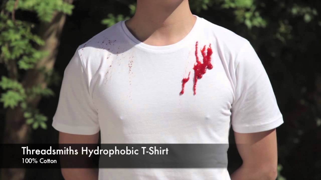 A t-shirt à prova de líquidos e que evita nódoas.