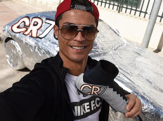 Cristiano Ronaldo &#8220;forra&#8221; carro de Quaresma.