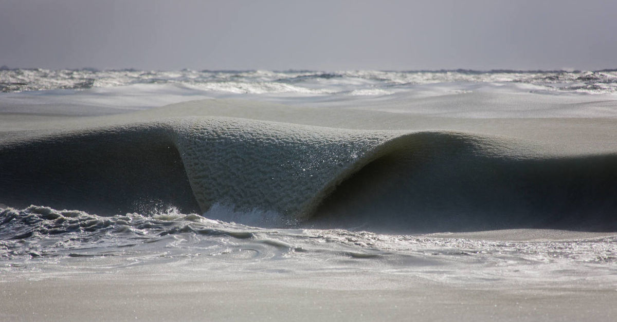 O vídeo das ondas quase congeladas nos Estados Unidos.