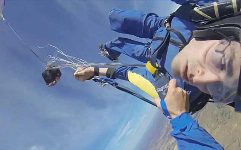 Skydiving: herói salva colega que teve ataque durante o salto.