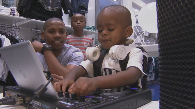 O DJ que aos 2 anos de idade ficou famoso na internet.