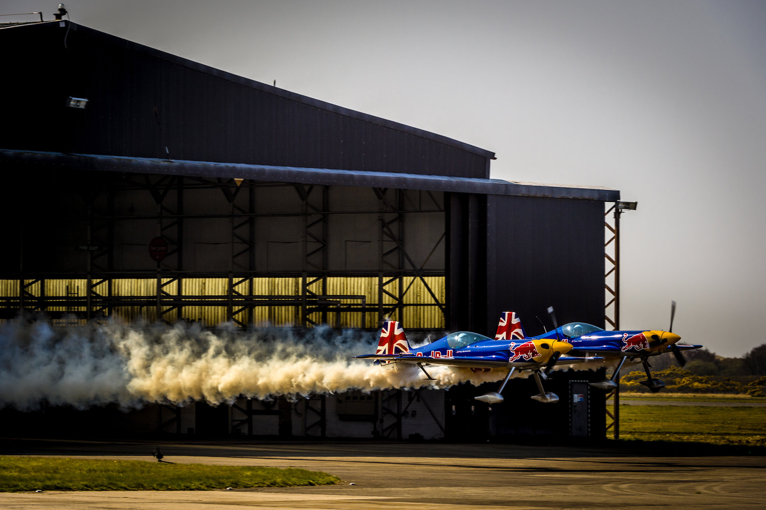 Pilotos da Red Bull atravessam hangar a 297 Kmh&#8230;