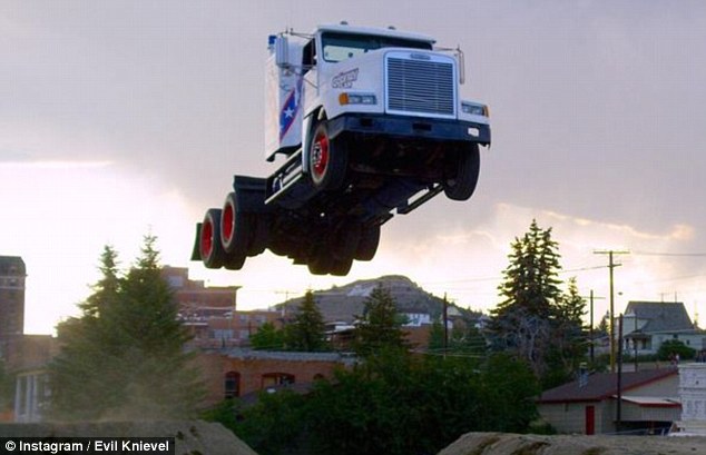 Novo recorde mundial em salto épico de 50 metros num camião