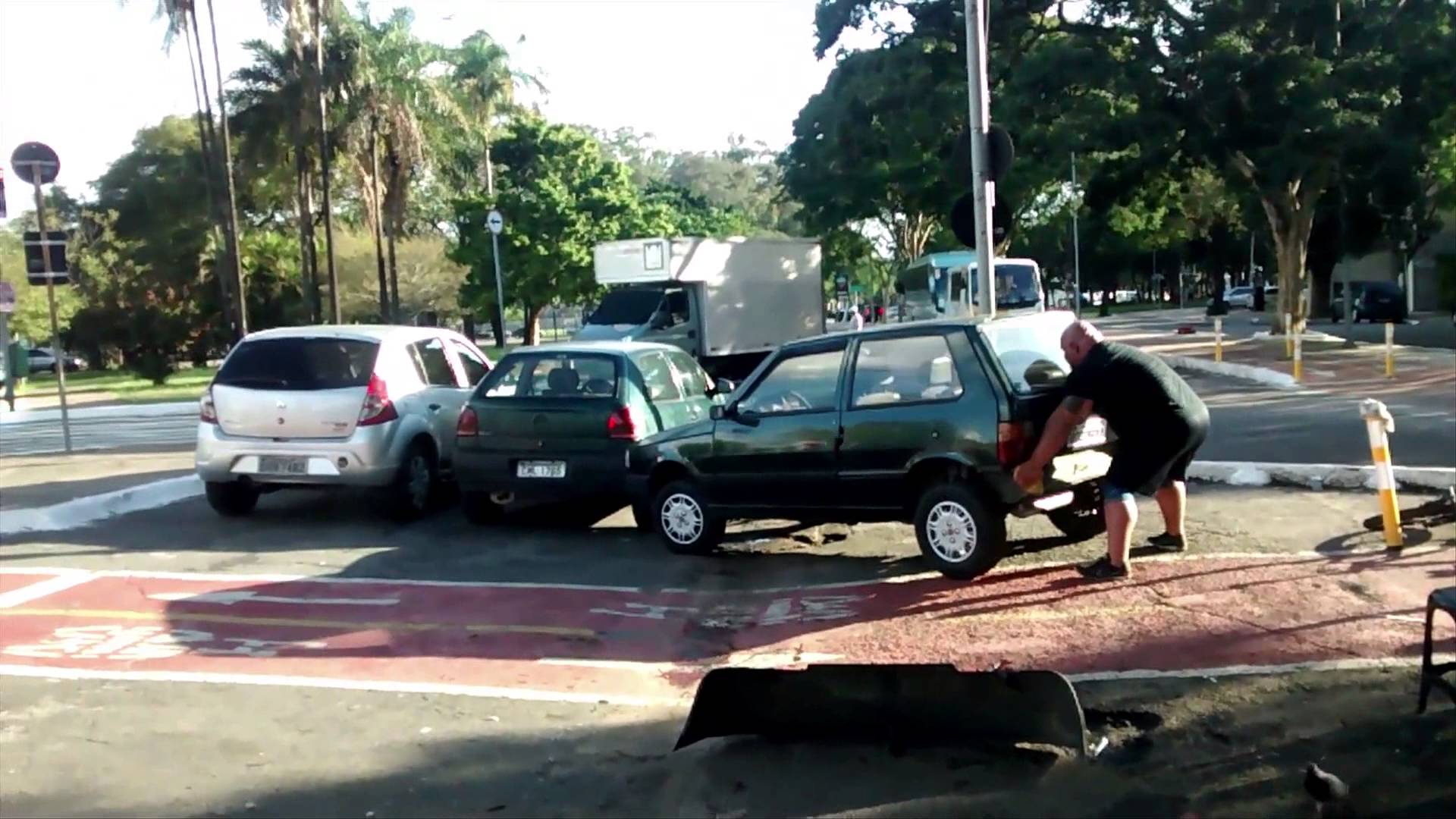 Ciclista retira carro mal estacionado numa ciclovia com as próprias mãos