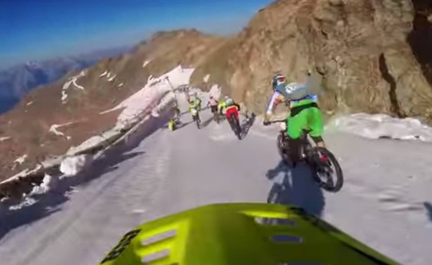 Louca corrida de bicicleta a descer um glaciar
