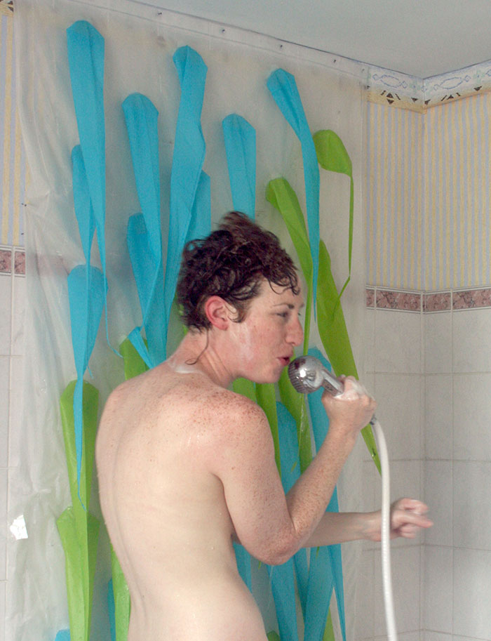 Cortina &#8220;inteligente&#8221; expulsa-te da banheira para poupar água