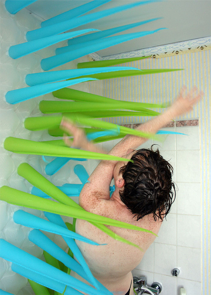 Cortina &#8220;inteligente&#8221; expulsa-te da banheira para poupar água