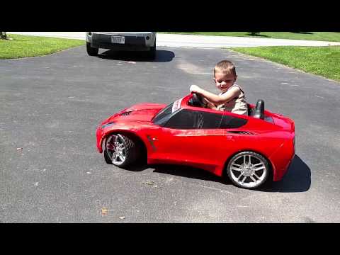 Miúdo com 3 anos dá show a sacar peões no seu Corvette