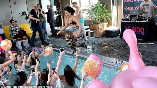 Demi Lovato faz mini concerto e acaba na piscina com os fãs.