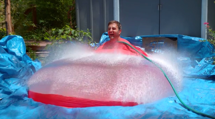 Explode com balão cheio de água em slow-motion e 4K