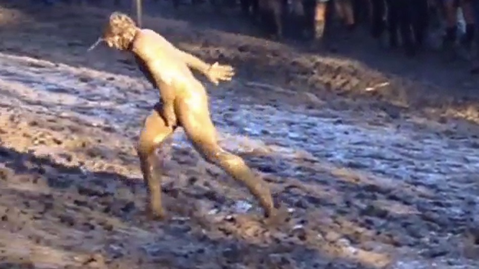 Festivaleiro nu dá show na lama em festival na Austrália