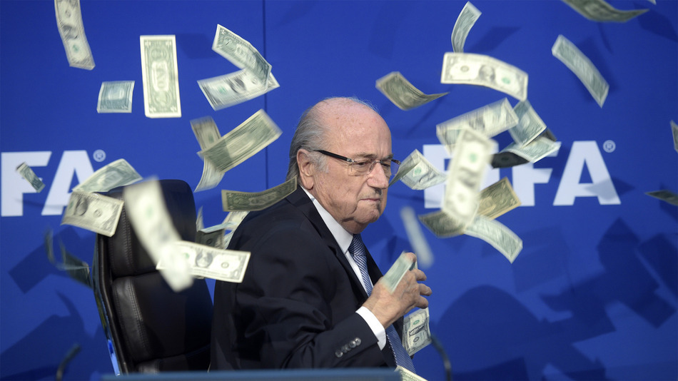 Comediante atira dinheiro ao Presidente da Fifa em protesto