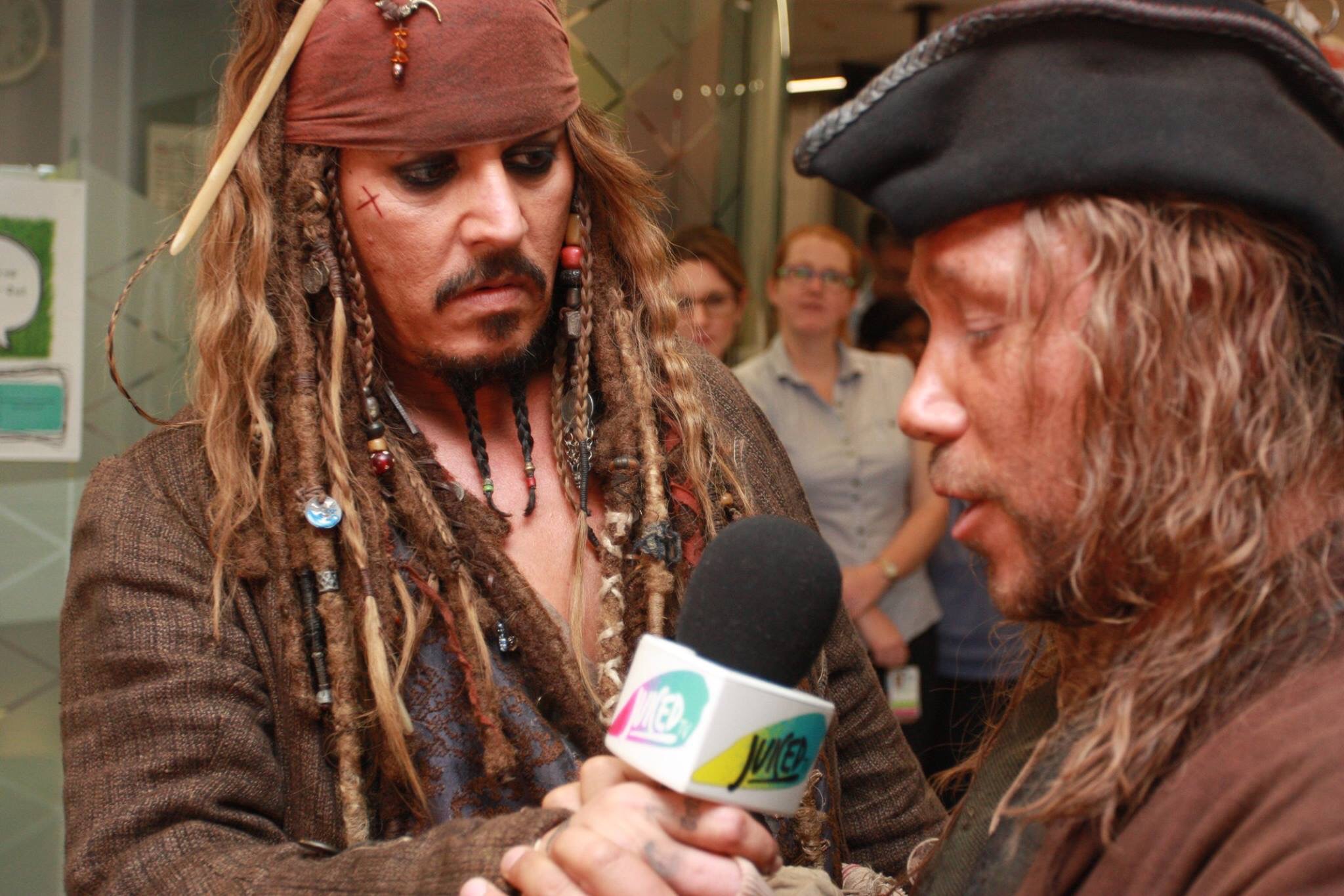 Johnny Depp faz visita surpresa a hospital pediátrico