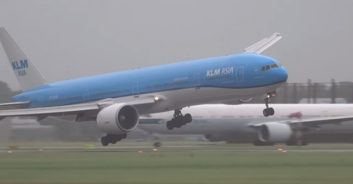 Aterragem de avião da KLM Asia com vento superior a 125 Km/h