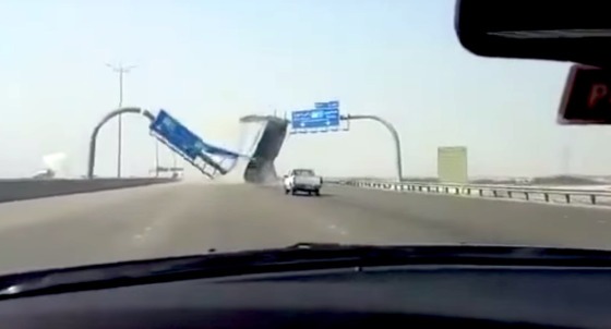 Camião desfaz sinais em auto-estrada na Arábia Saudita
