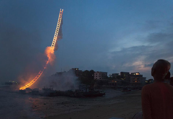 Chinês cria uma escada de fogo de artifício até ao céu