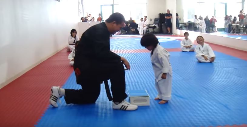 Este video de um miúdo a fazer Taekwondo está a varrer a internet