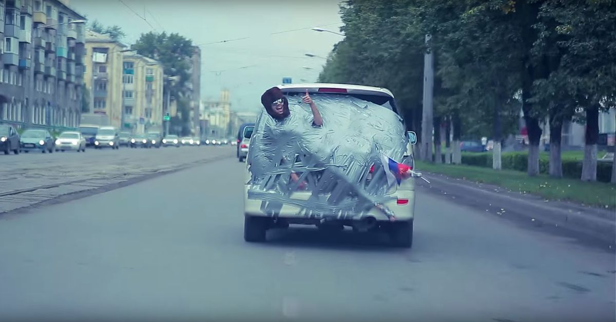 Russos colam amigo à traseira do carro e vão passear pela cidade