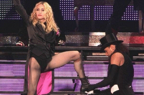 Madonna obriga a beijarem-lhe os pés