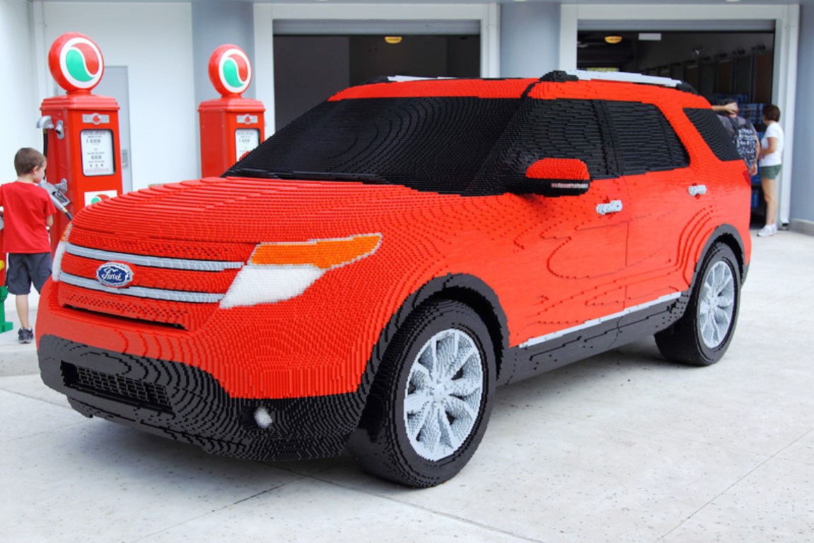 Carro em tamanho real feito com Legos