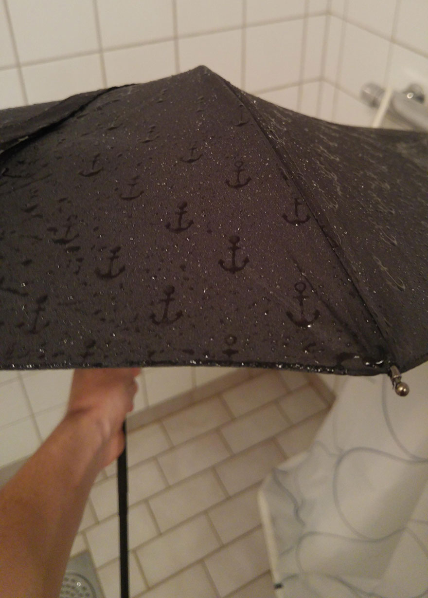 Chapéu-de-chuva mostra padrão escondido quando fica molhado