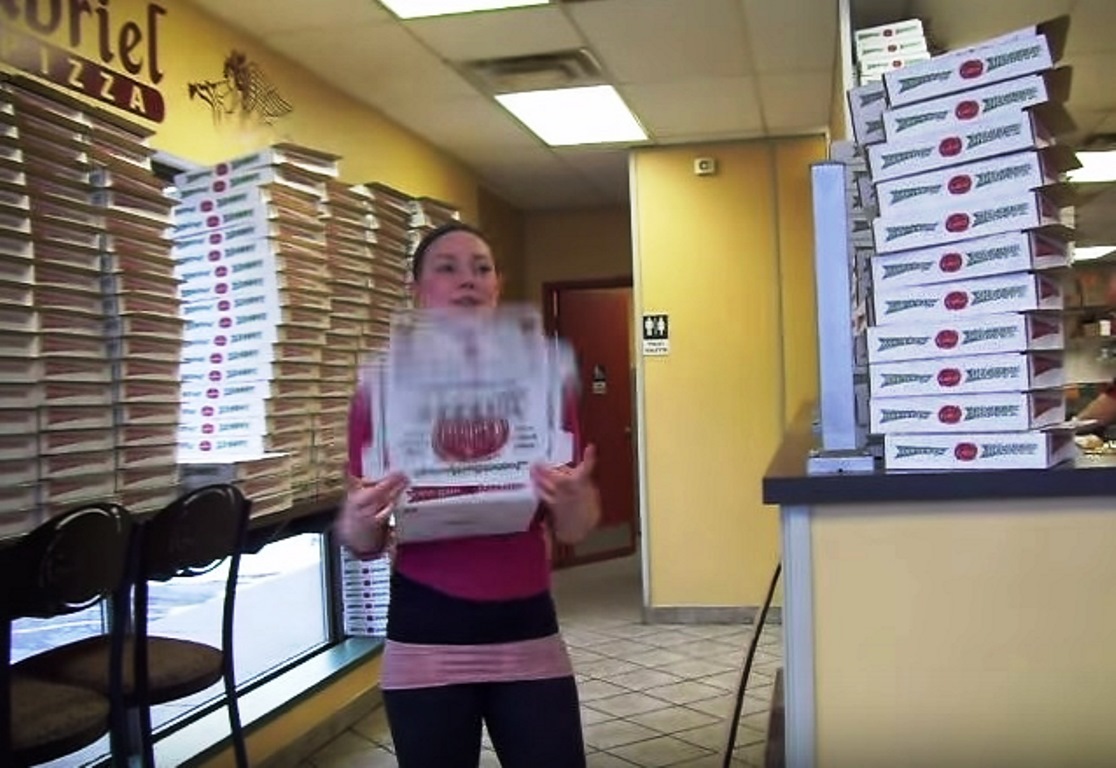 Fazer caixas de pizza em segundos? Ela é uma pro!