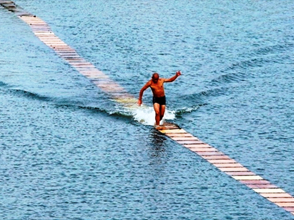 Monge chinês bate o seu próprio recorde mundial de correr sobre a água