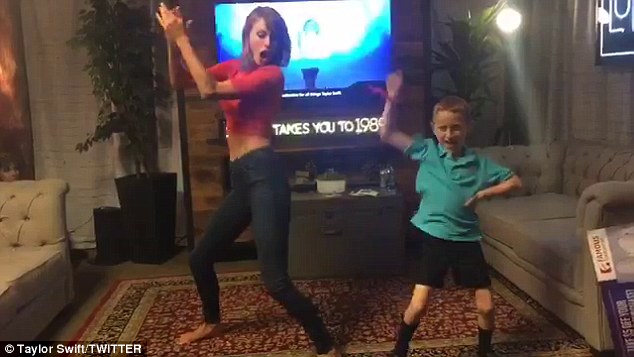 Taylor Swift dança com fã de 7 anos.