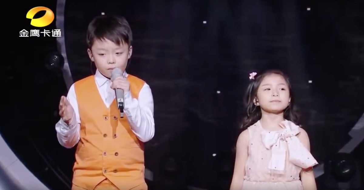 Dupla de crianças dá show a cantar &#8220;You Raise Me Up&#8221; em programa de tv no Japão