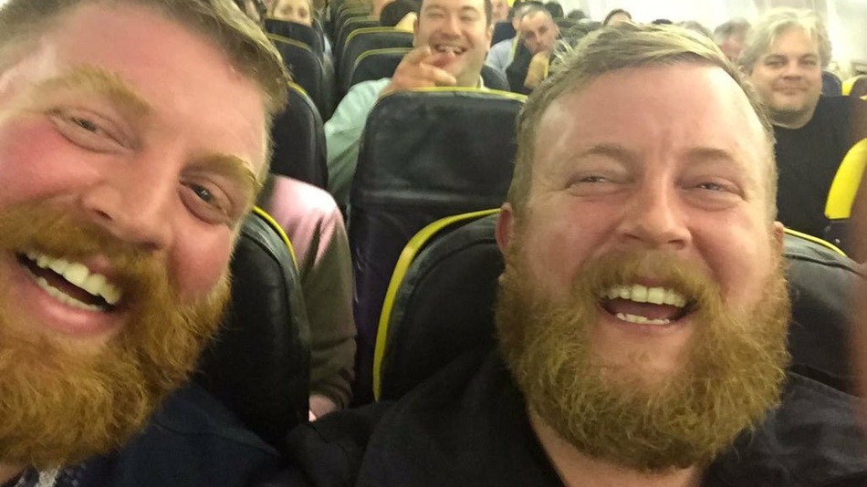 Este homem encontrou o seu &#8220;gémeo-estranho&#8221; num avião da Ryanair