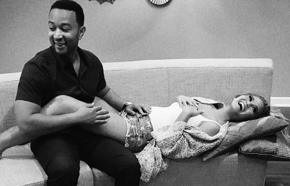 John Legend vai ser pai.