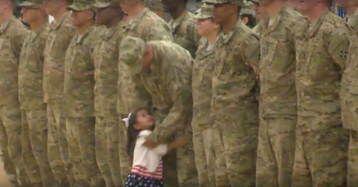 Menina interrompe parada militar para abraçar o pai