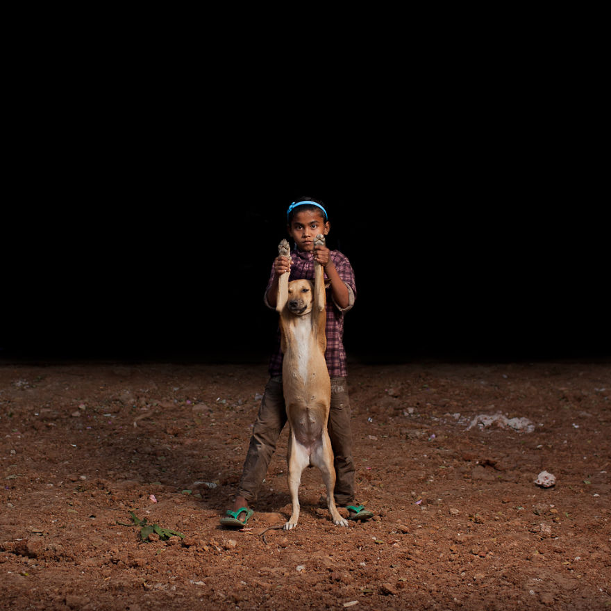 Meninos de rua órfãos dividem a pouca comida que têm com 10 cães que adotaram