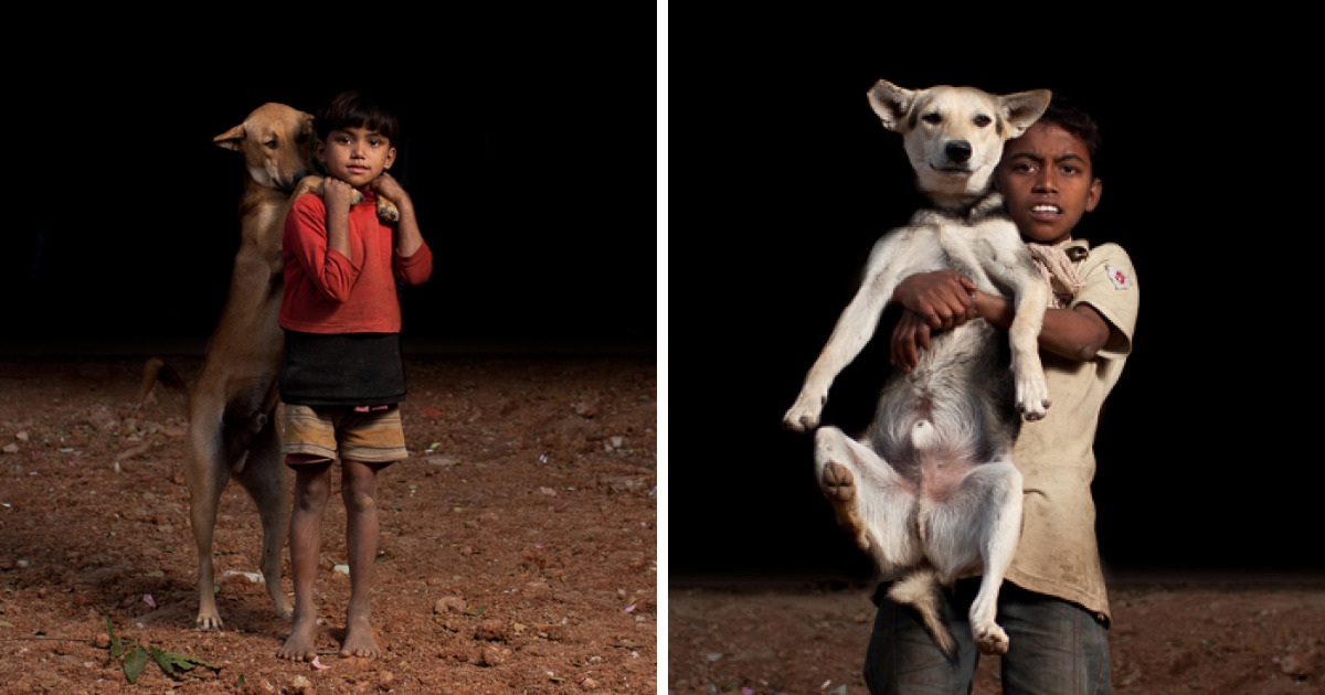 Meninos de rua órfãos dividem a pouca comida que têm com 10 cães que adotaram