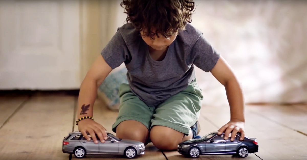 Mercedes &#8220;engana&#8221; crianças que gostam de bater com os carros
