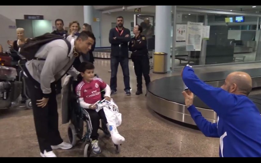 Cristiano Ronaldo faz surpresa a menino com mobilidade reduzida