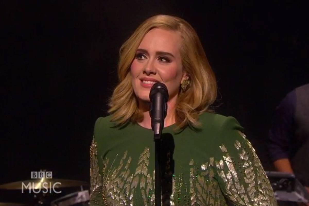 Adele canta &#8220;Hello&#8221; pela primeira vez ao vivo