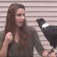 Um corvo que fala, quando lhe dão qualquer coisa, claro