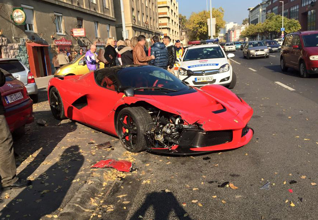 Ferrari novo destruído na primeira viagem á saída do stand