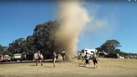 Festivaleiros deliram com um mini-tornado em festival na Austrália