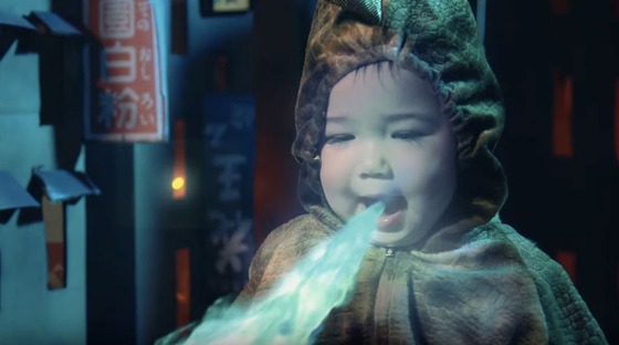 Pai super-criativo transforma filha em Godzilla num vídeo épico