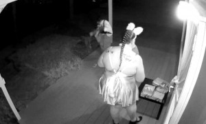 Mãe filmada a roubar doces na noite de Halloween