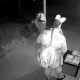 Mãe filmada a roubar doces na noite de Halloween