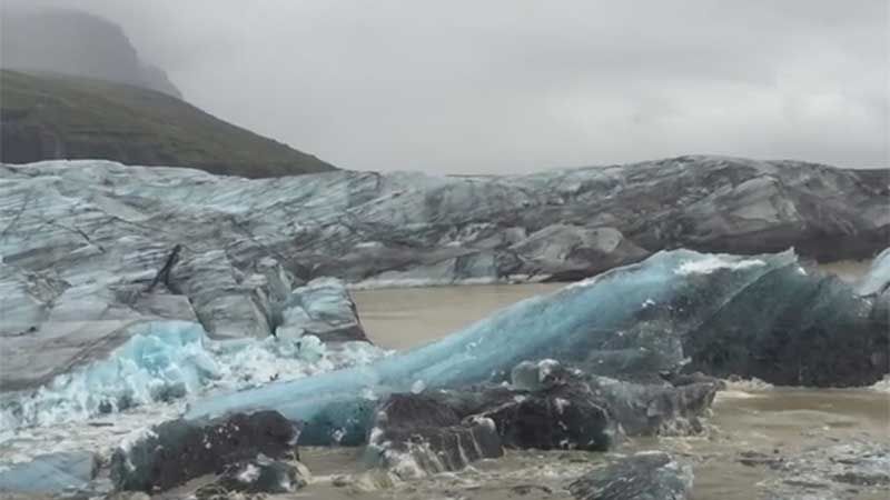 O momento incrível em que um icebergue se desprende do glaciar